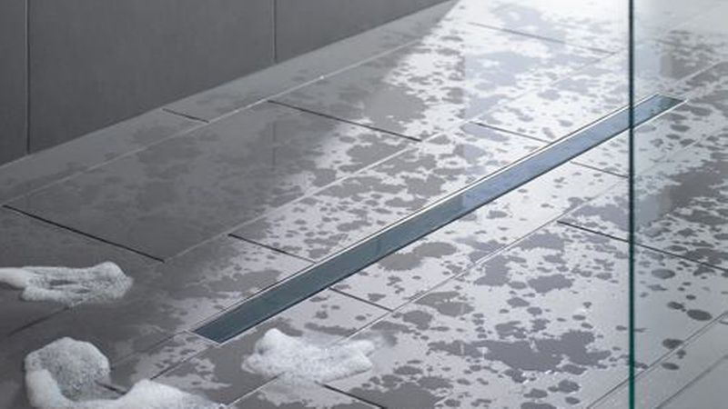 Linienentwässerungen benötigen weniger Gefälleschnitte im Fliesenbelag. Die Fliesenbreiten können angepasst werden. (Bild: Vigour GmbH)