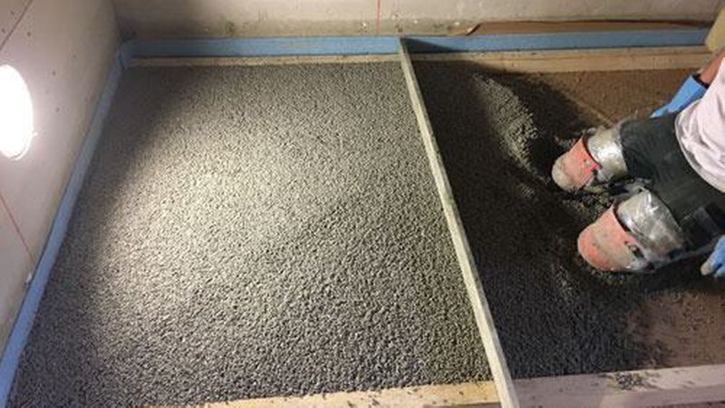 Abb. 1b: Einbringen der gebundenen Kalksplittschüttung.Bild: Wolf Bavaria