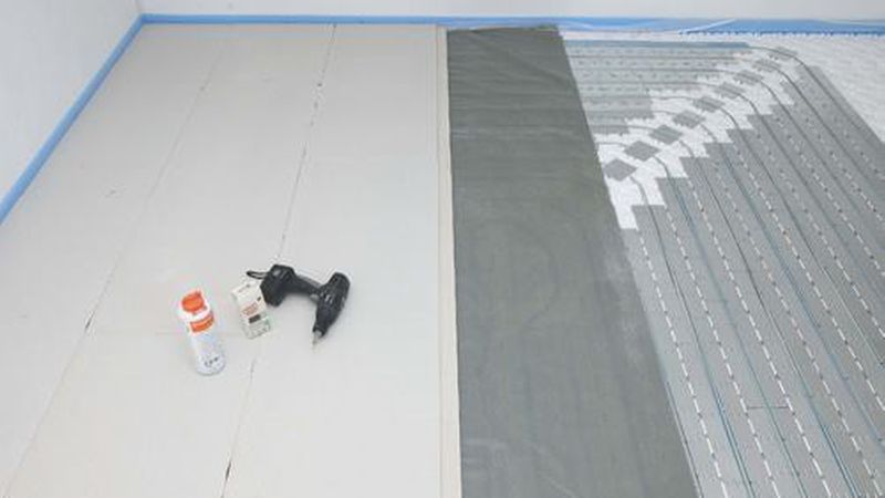 Eine Trennlage zwischen Heizungs- und Trockenestrichelementen verhindert, dass beide miteinander verkleben. (Bild: Fermacell)