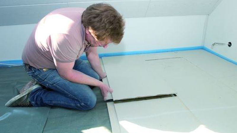 Die Estrichelemente werden auf Fußbodenheizungen genauso verlegt wie sonst, nämlich mit Kleber … (Bild: Fermacell)