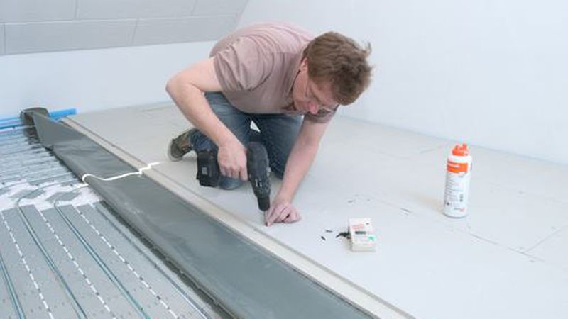 … und den passenden Schrauben. Die dichten Gipsfaserplatten sorgen an sich schon für eine gute Wärmeverteilung. (Bild: Fermacell)