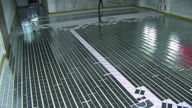 Zusätzliche Wärmeleitbleche müssen zwingend nach den Angaben des Fußbodenheizungsherstellers verlegt werden. (Bild: Fermacell)