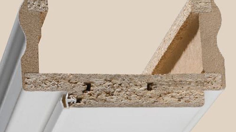 Die offenen Kanten von Umfassungszargen aus Holz sind besonders anfällig gegen alleArten von Feuchtigkeit. Sie brauchen etwas Luft zum Fertigfußboden und einedauerelastische Versiegelung. (Bild: Jeld Wen)