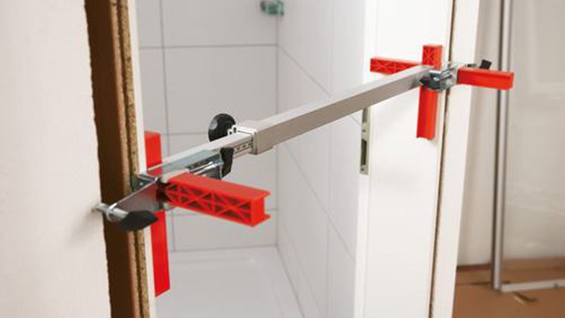 Die Montageschäume entwickeln je nach Produkt unterschiedlich starke Expansionskräfte.Während des gesamten Aushärteprozesses der Schäume müssen die Türzargen deshalb mit stabilen Türfutterstreben gegen Durchbiegungen gesichert werden. (Bild: Bessey)