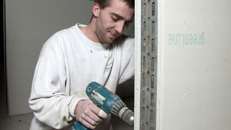 Für Türen, die schwerer als 40 kg sind, müssen in der Rohbauphase UA- statt CW-Ständerprofilein Trockenbauwänden verbaut werden. Statt Montageschaum kommen mechanischeBefestigungen wie Schrauben zum Einsatz. (Bild: Fermacell)