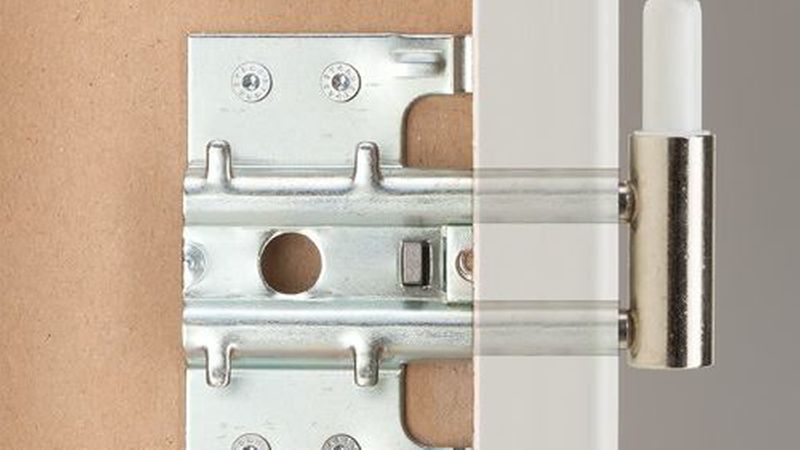 Die beiden Bandtaschen auf der Außenseite der Zarge brauchen etwa 10 bis 12 mm Platz, derbei der Breite der Wandöffnung berücksichtigt werden muss. (Bild: Köhnlein Türen)