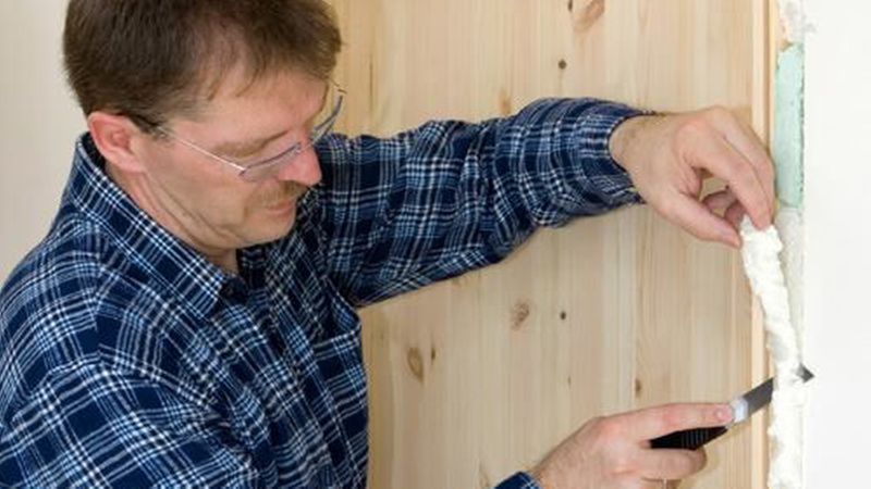 Standard beim Fixieren der Holzzarge sind sechs Befestigungspunkte mit Montageschaum auf Band- und Schlosshöhe. Bei erhöhten Schallschutzanforderungen muss allerdings die gesamte Fuge ausgeschäumt werden. (Bild: Henkel)