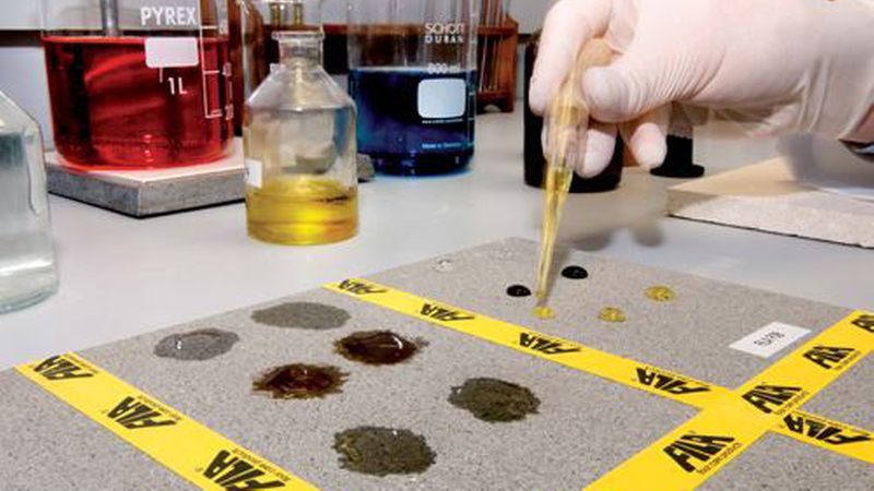 Manche Inhaltsstoffe in Reinigungsmitteln können den Fugenmörtel angreifen. Die Wirkung verschiedener Lösungsmittel wird in der Industrie zunächst getestet. (Bild: Filatec)