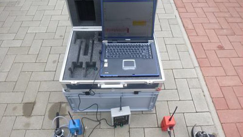 Korrelator mit Sendern, Empfänger und Laptop (Bild: Wolfgang Böttcher)