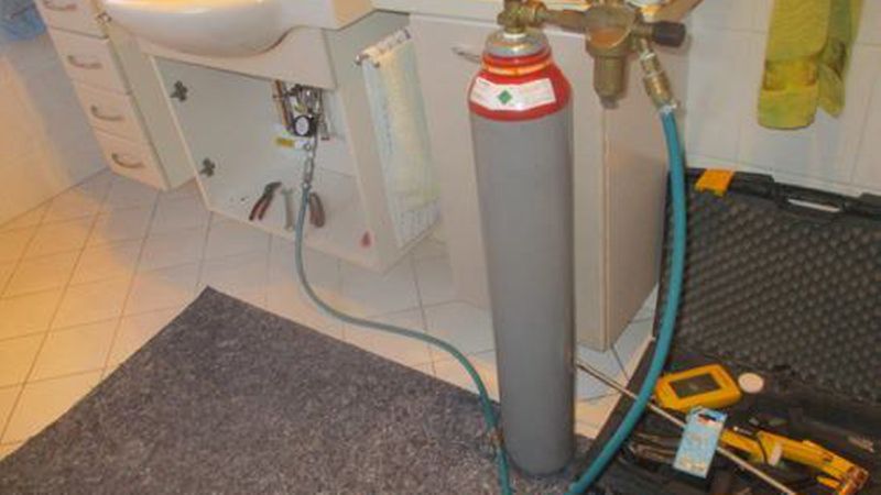 Leckortung mit Gas: Formiergas wird über einen Heizkörper in das System eingeflutet. (Bild: Wolfgang Böttcher)