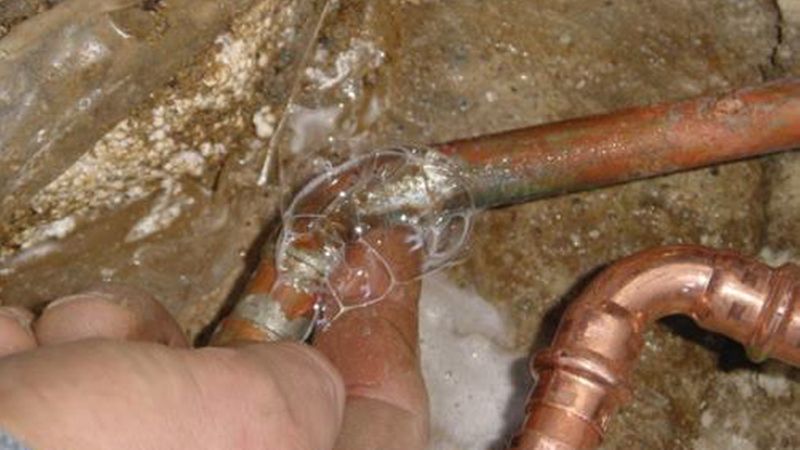 Nach Öffnung der Leckstelle Wasseraustritt am Bogen einer Kupferleitung. (Bild: Wolfgang Böttcher)