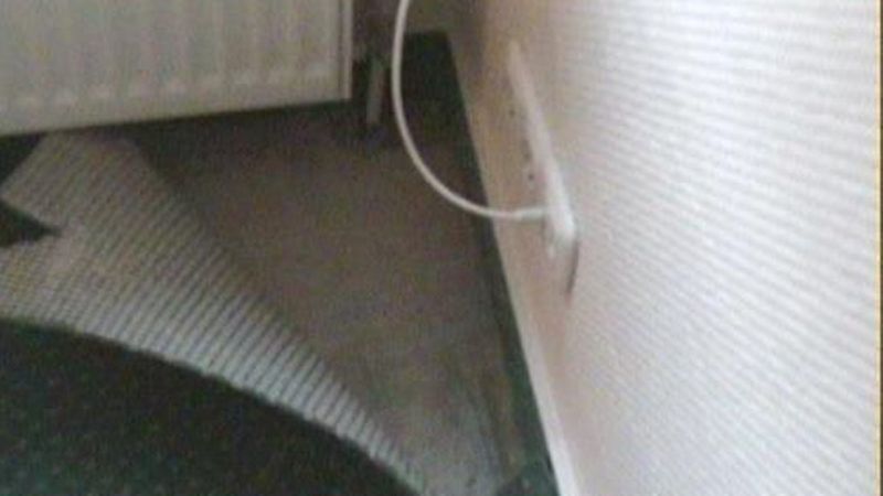 An dieser Heizung trat Wasser aus. Mit bloßem Auge konnte die Leckstelle nicht geortet werden. (Bild: Wolfgang Böttcher)