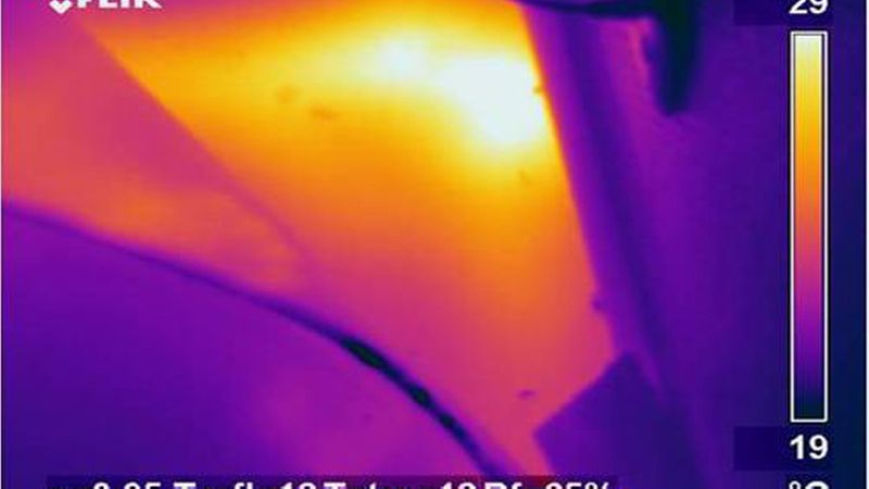 Ortung der Leckstelle an der Heizleitung mittels Thermografie: An der flächigen Ausbreitung am Kupferbogen, die farblich vom Gelb zum Weiß übergeht, ist die Leckstelle zu erkennen. (Bild: Wolfgang Böttcher)