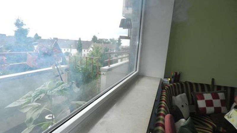 Mit einem Nebelgerät wird der Anschluss des Fensters an das Mauerwerk auf Undichtheiten untersucht. (Bild: Wolfgang Böttcher)