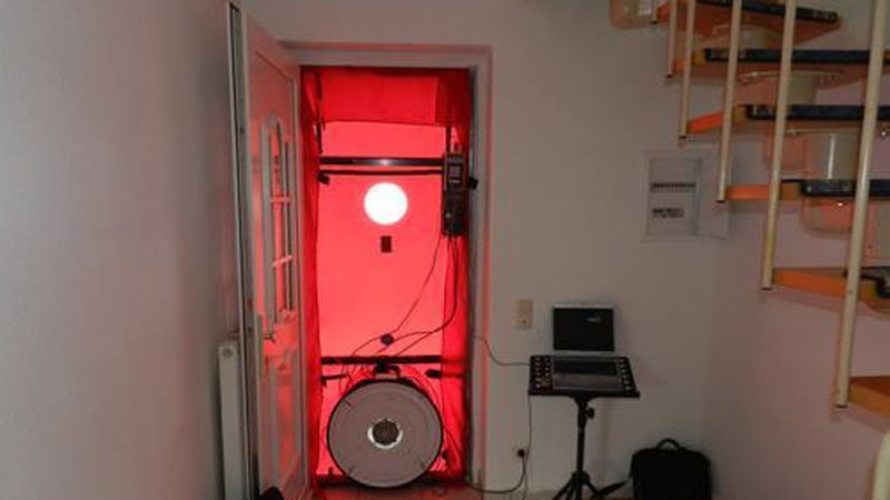 Blower Door Messeinrichtung in Eingangstür eingebaut (Bild: Wolfgang Böttcher)