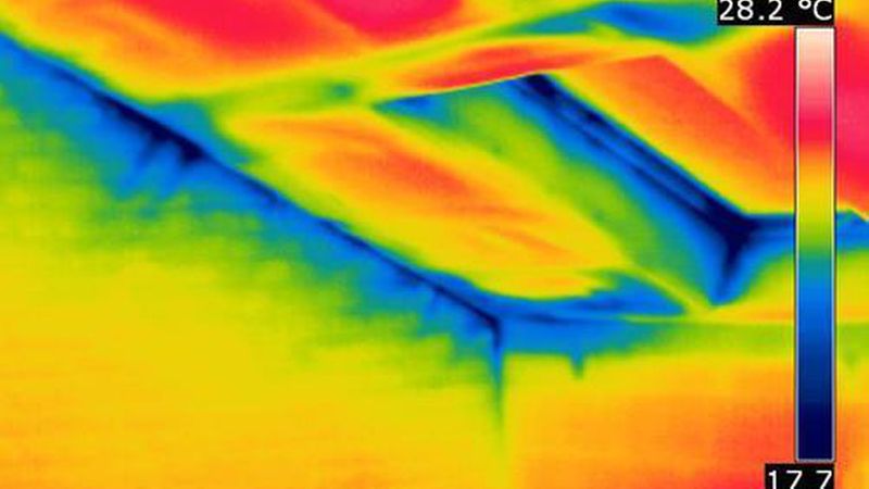 Sichtbare Luftströmungen im Thermogramm an Bauteilanschlüssen innen (Bild: Wolfgang Böttcher)