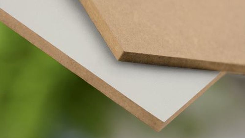 HDF-Platten bekommen Sie roh oder bereits mit einer weißen Grundfolie kaschiert.