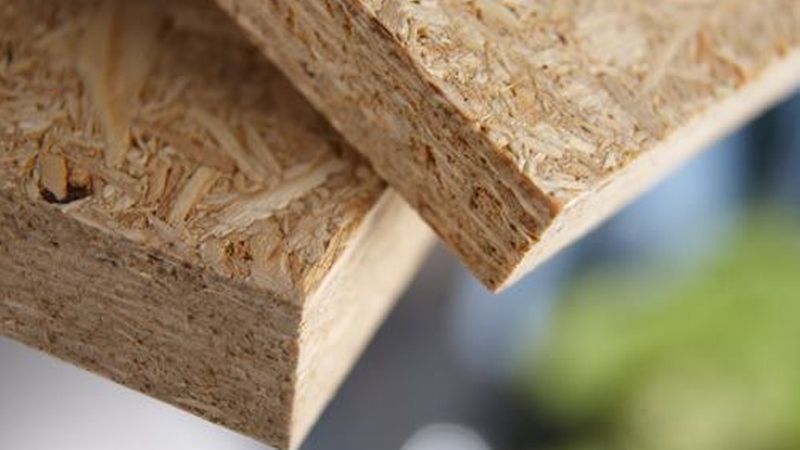 Die OSB-Plattenkanten sind sehr grobporig, daher weder schraub- noch lackierbar.