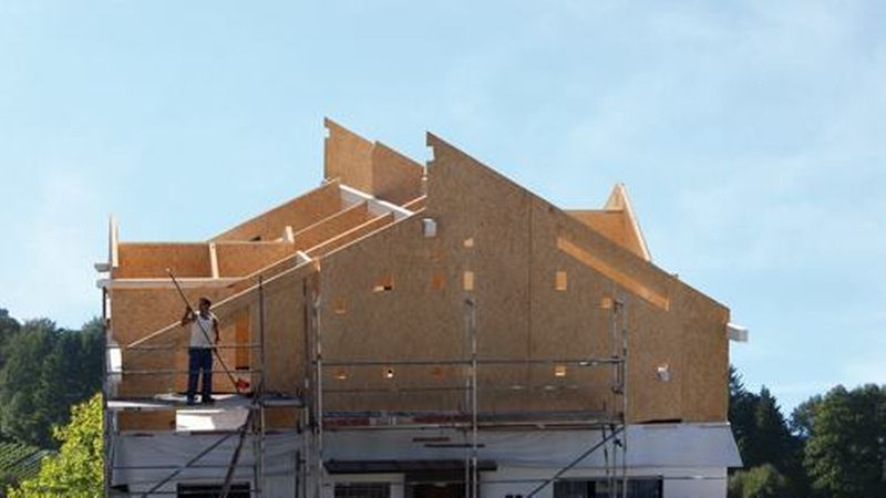 Dank ihrer guten statischen Belastbarkeit finden OSB-Platten im Holzbau breite Anwendung.