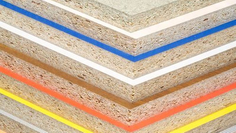 Die Plattenflächen können mit sämtlichen Dekorfolien, Laminaten oder Furnieren direkt beschichtet werden.