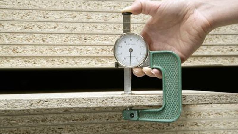 Die Dickentoleranz bei Spanplatten liegt bei +/- 0,3 mm.