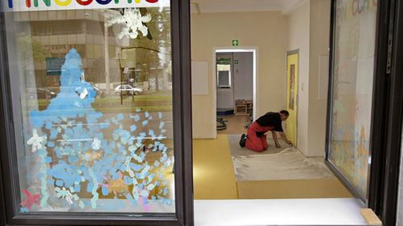 Die Prüfpflicht des Bodenlegers gilt nur für den Unterboden (Estrich) und nicht auf darunter liegende Trennlagen, Dämmschichten oder Abdichtungen. (Bild: Thomsit)