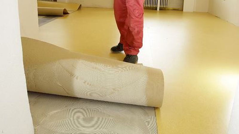 Die Verlegewerkstoffe wie Kleber müssen auf den vorhandenen Estrich abgestimmt werden, deshalb sind Änderungen in der Leistungsbeschreibung dem Auftragnehmer mitzuteilen. (Bild: Thomsit)