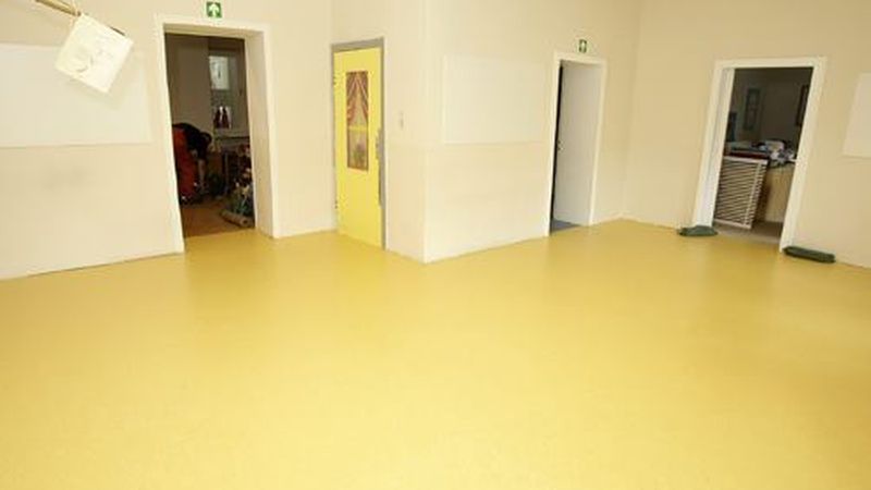 Bodenleger sind lediglich verpflichtet, die Oberflächenfestigkeit der Untergründe daraufhin zu beurteilen, ob die aufzubringenden Verlegewerkstoffe eine feste Verbindung mit ihnen eingehen. (Bild: Thomsit)