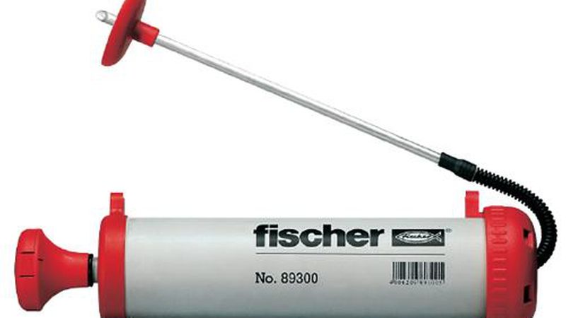Die Verankerungsqualität hängt entscheidend von der sorgfältigen Bohrlochreinigung ab. Alle Hersteller haben spezielle Ausbläser im Programm. (Bild: Fischerwerke)
