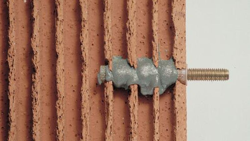 In den Zwischenräumen eines Hohlkammerziegels bildet der Injektionsmörtel Wulste aus, die den Auszugswiderstand der Gewindestange enorm verbessern. (Bild: Fischerwerke)