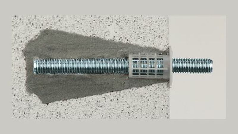 Wird der ausgebohrte Hohlraum mit Injektionsmörtel gefüllt, entsteht ein stabiler Kegel, der die Gewindestange sicher fixiert. (Bild: Fischerwerke)