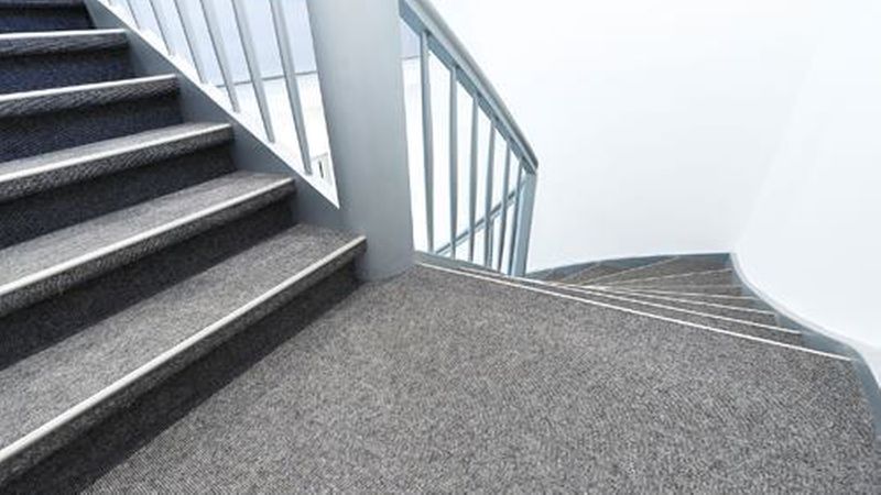 Bei vollflächiger Verklebung des Teppichs müssen grundsätzlich auch die Setzstufen und die Treppenkanten mit Teppich beklebt werden. (Bild: Tretford)