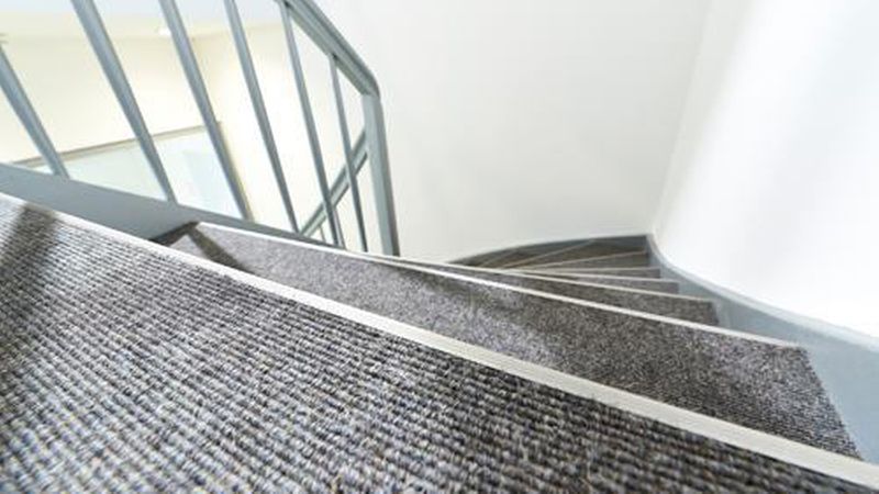 Bei Schlingenware ist es wichtig, dass die Schlingen parallel zur jeweiligen Treppenkante verlaufen. (Bild: Tretford)