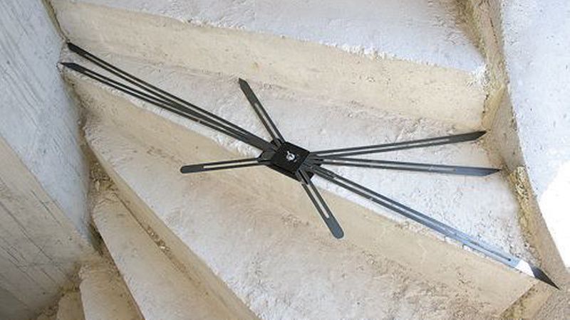 Die verschieden lange „Arme“ der Spinne lassen sich millimetergenau auf die entscheidenden Ecken der Trittstufe einstellen. (Bild: Dictum GmbH)