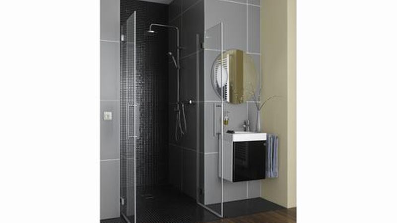 In der bodengleichen Dusche sorgen sie nicht nur für warme Füße, sondern auch für Hygiene dank schneller Abtrocknung der Fliesen. (Bild: AEG)