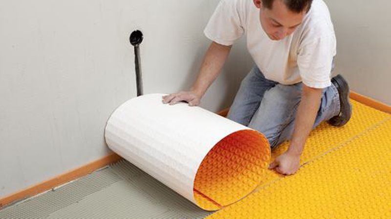 Bei manchen Systemen sind, anders als bei konventionellen Heizmatten, die Leitungen individuell in der Entkopplungsmatte zu verlegen. (Bild: Schlüter)