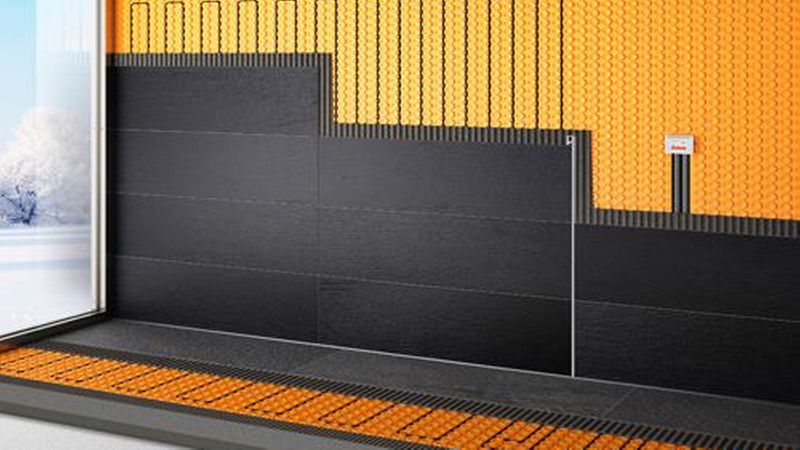 Nicht alle Temperierungssysteme dürfen wie dieses an der Wand verbaut werden – wie immer gelten die Herstellerangaben. (Bild: Schlüter)