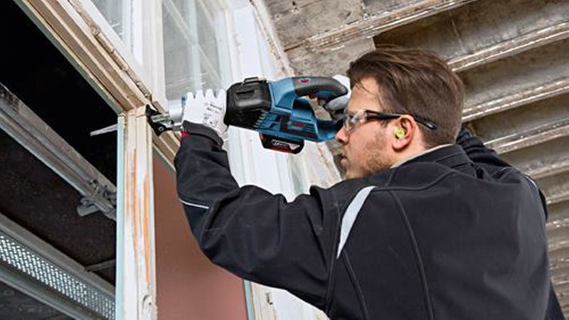 Mit integriertem Akku ist die Säbelsäge in der Sanierung ein sehr vielseitiger und flexibler Helfer. (Bild: Bosch)