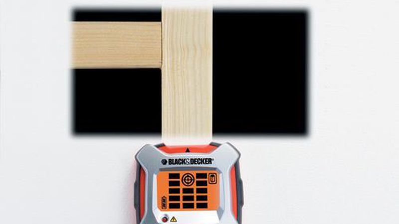 Das Display zeigt sowohl die Kanten als auch die Mitte des gefundenen Objekts an. (Bild: Black & Decker)