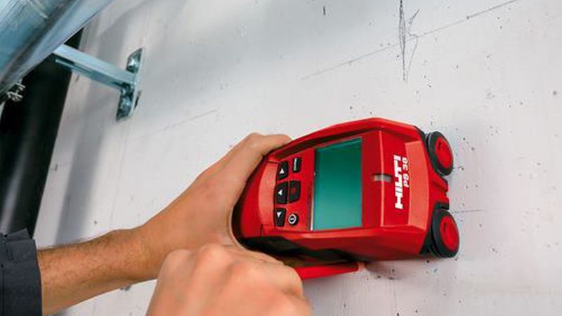 Geräte mit kleinen Rädchen am Gehäuse lassen sich besonders leicht und mit gleichmäßigem Druck über die Fläche fahren. (Bild: Hilti)