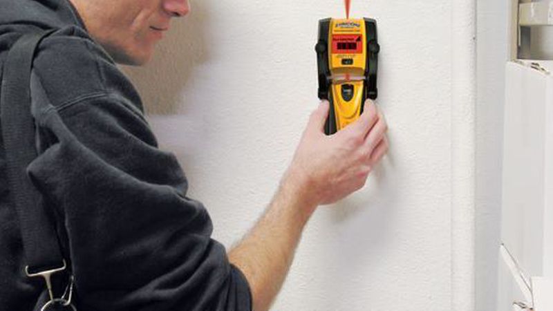 Geräte mit kleinen Rädchen am Gehäuse lassen sich besonders leicht und mit gleichmäßigem Druck über die Fläche fahren. (Bild: Hilti)