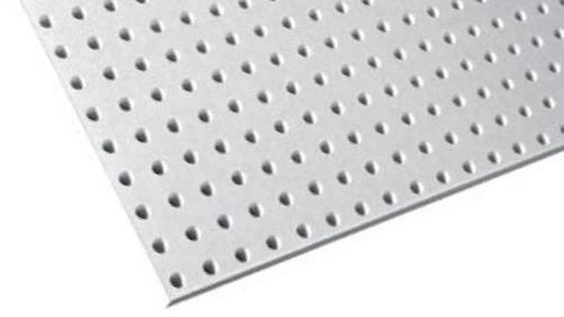 Die Cleaneo-Platten und die Rigiton-Platten werden vorzugsweise als Lochplatten an der Decke montiert. (Bild: Knauf)
