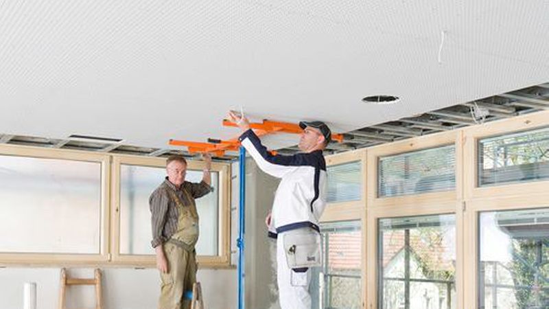 Die Verarbeitung der Platten erfolgt wie die der konventionellen Pendants. (Bild: Knauf)