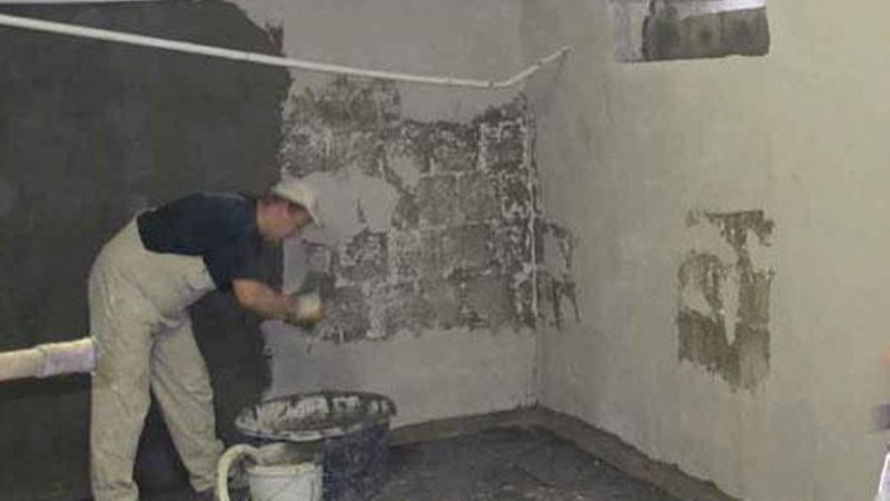 Für eine professionelle Innenabdichtung der Kellerwand mit Sperrputzen sind mehrere Arbeitsschritte notwendig. (Bild: Epasit)