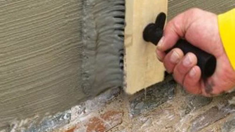 Mineralische Dichtungsschlämmen dienen als Sperrputze, um Wände von innen gegen seitlich eindringende Feuchtigkeit zu sichern. (Bild: Saint-Gobain Weber GmbH)