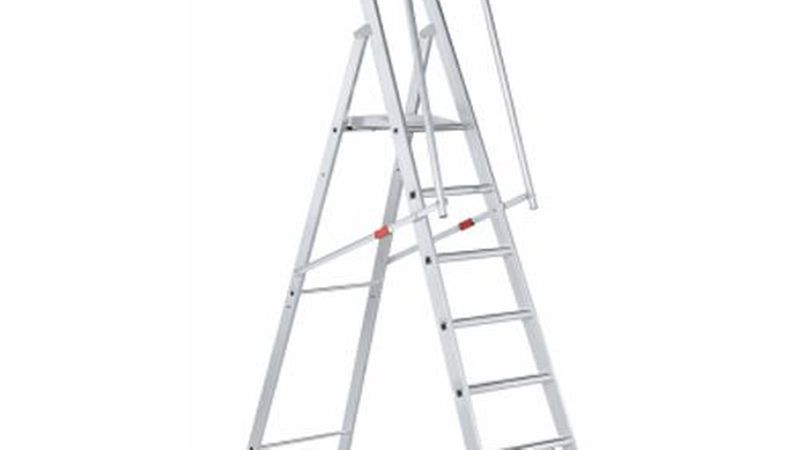 Stufen-Stehleiter mit Plattform und Ablage. (Bild: Zarges GmbH)