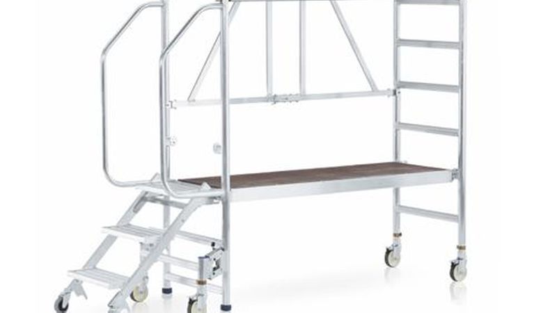 Klappbare Montageplattform mit Treppenzustieg. (Bild: Zarges GmbH)