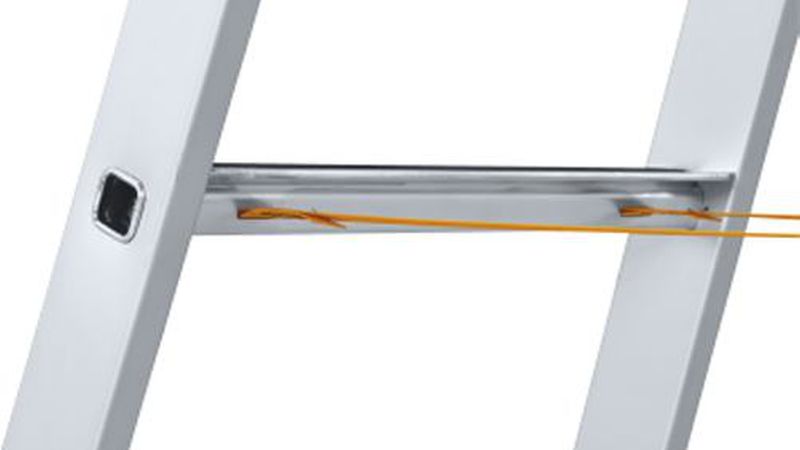 Bei Leitern werden die Sprossen durch die Holme durchgeführt und gebördelt. (Bild: Zarges GmbH)