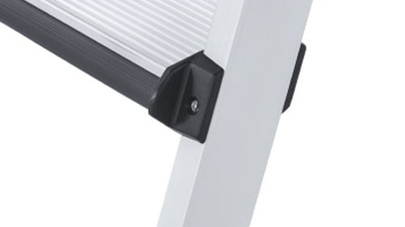 Bei den leichten Leitern reicht auch eine Schraubverbindung durch eine stabile Kunststoffflansche. (Bild: Zarges GmbH)