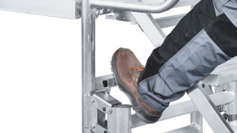 Eine Zentralbremse blockiert mit einem Tritt alle Räder. (Bild: Zarges GmbH)